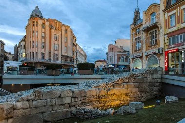 Plovdiv, Bulgaristan - 9 Haziran 2017: Gece fotoğraf Walking street ve antik Roma harabelerini şehir Plovdiv, Bulgaristan