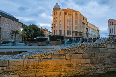 Plovdiv, Bulgaristan - 9 Haziran 2017: Gece fotoğraf Walking street ve antik Roma harabelerini şehir Plovdiv, Bulgaristan