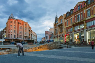 Plovdiv, Bulgaristan - 9 Haziran 2017: Gece fotoğraf Walking street ve antik Roma harabelerini şehir Plovdiv, Bulgaristan