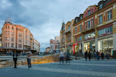 Plovdiv, Bulgaristan - 9 Haziran 2017: Gece fotoğraf Walking street ve antik Roma harabelerini şehir Plovdiv, Bulgaristan