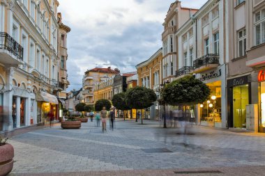 Plovdiv, Bulgaristan - 9 Haziran 2017: Walking street City, Plovdiv, Bulgaristan gece fotoğrafı