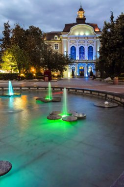 Plovdiv, Bulgaristan - 9 Haziran 2017: Belediye Binası Plovdiv, Bulgaristan'ın gece fotoğrafı