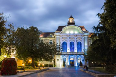 Plovdiv, Bulgaristan - 9 Haziran 2017: Belediye Binası Plovdiv, Bulgaristan'ın gece fotoğrafı