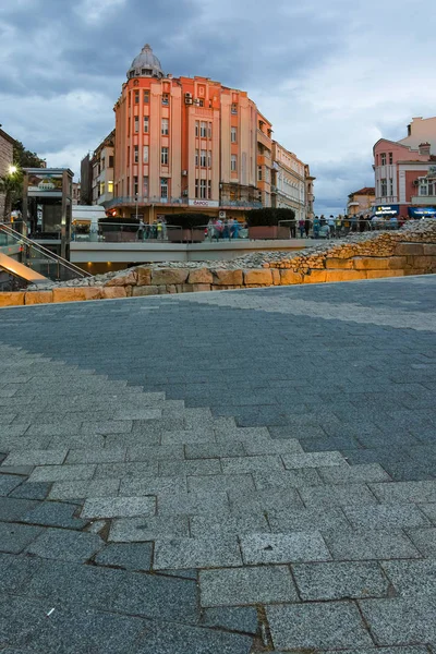 Plovdiv, Bulgaristan - 9 Haziran 2017: Gece fotoğraf Walking street ve antik Roma harabelerini şehir Plovdiv, Bulgaristan