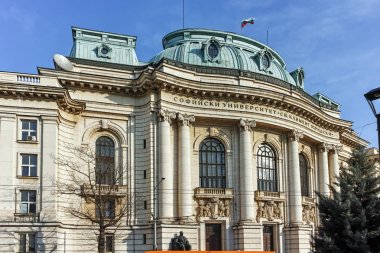 Sofia, Bulgaristan - 7 Kasım 2017: Gün batımı görünümü Üniversitesi Sofya St. Kliment Ohridski, Bulgaristan