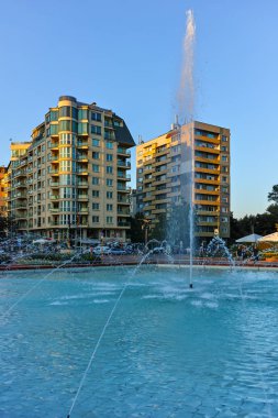 Sofia, Bulgaristan - 11 Ağustos 2017: Gün batımı görünümü giriş South Park City, Sofia, Bulgaristan