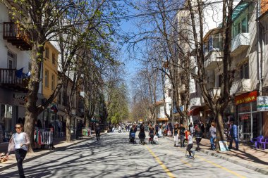 Sandanski, Bulgaristan - 4 Nisan 2018: Merkezi ve Yaya Caddesi kasabasında Sandanski, Bulgaristan