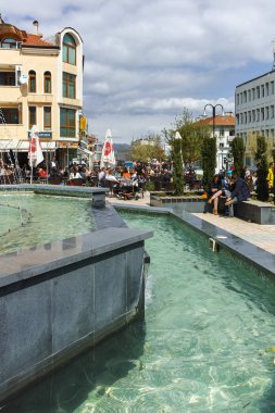 Petrich, Bulgaristan - 6 Nisan 2018: Şehir Petrich, bölge Yukarı Cuma, Bulgaristan ortasına insanlar