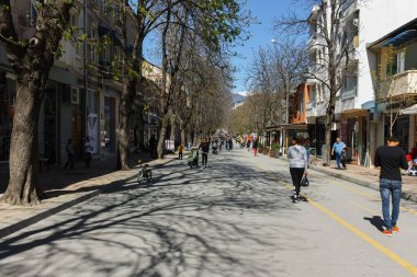 Sandanski, Bulgaristan - 4 Nisan 2018: Merkezi ve Yaya Caddesi kasabasında Sandanski, Bulgaristan