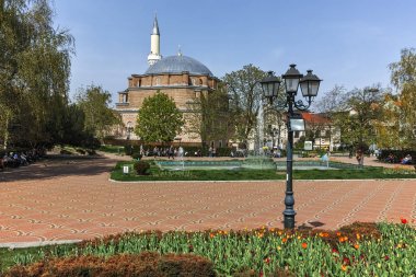 Sofia, Bulgaristan - 13 Nisan 2018: Banya Bashi Camii ve Bahçe Merkezi banyo Sofya, Bulgaristan