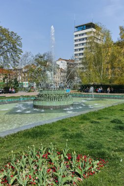 Sofia, Bulgaristan - 13 Nisan 2018: Bahçe Merkezi banyo ve Banski Meydanı Sofya, Bulgaristan