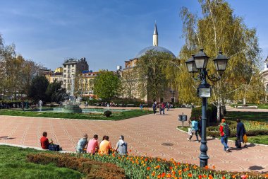 Sofia, Bulgaristan - 13 Nisan 2018: Banya Bashi Camii ve Bahçe Merkezi banyo Sofya, Bulgaristan