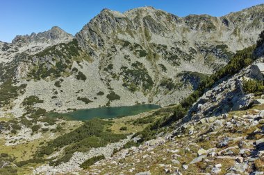 Prevalski göl ve Valyavishki Kınalı tepe, Pirin Dağı, Bulgaristan ile manzara
