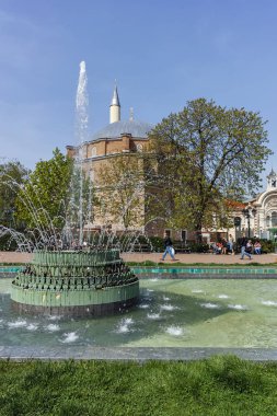 Sofia, Bulgaristan - 13 Nisan 2018: Bahçe Merkezi banyo ve Banski Meydanı Sofya, Bulgaristan