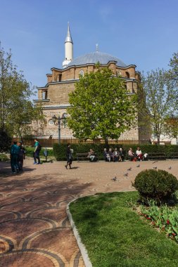 Sofia, Bulgaristan - 13 Nisan 2018: Bahçe Merkezi banyo ve Banski Meydanı Sofya, Bulgaristan