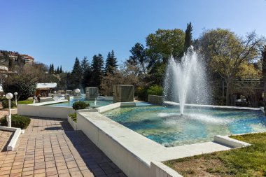 Sandanski, Bulgaristan - 4 Nisan 2018: Merkezi ve Yaya Caddesi kasabasında Sandanski, Bulgaristan