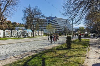 Sandanski, Bulgaristan - 4 Nisan 2018: Merkezi ve Yaya Caddesi kasabasında Sandanski, Bulgaristan