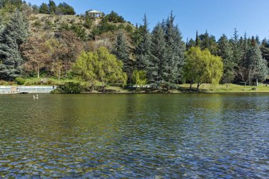 Sandanski, Bulgaristan - 4 Nisan 2018: Bahar bakış göl Park şehir Sandanski, Bulgaristan
