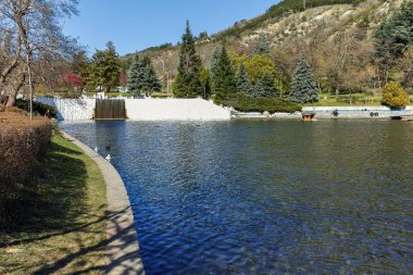 Sandanski, Bulgaristan - 4 Nisan 2018: Bahar bakış göl Park şehir Sandanski, Bulgaristan