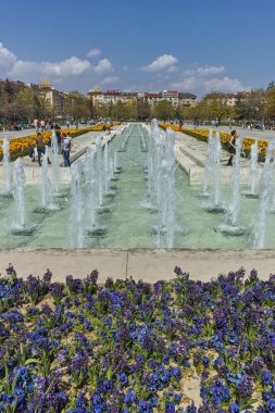 Sofia, Bulgaristan-14 Nisan 2018: Sofya, Bulgaristan Ulusal Kültür Sarayı önünde çeşme