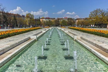 Sofia, Bulgaristan-14 Nisan 2018: Sofya, Bulgaristan Ulusal Kültür Sarayı önünde çeşme