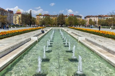 Sofia, Bulgaristan-14 Nisan 2018: Sofya, Bulgaristan Ulusal Kültür Sarayı önünde çeşme