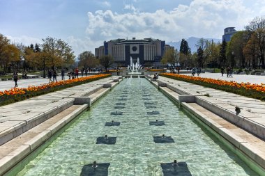 Sofia, Bulgaristan-14 Nisan 2018: Sofya, Bulgaristan Ulusal Kültür Sarayı önünde çeşme