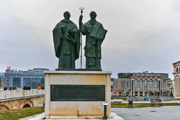 スコピエ マケドニア共和国 2018 記念碑の聖キュリロスとメトディウスと古い石造りの橋 マケドニア共和国 — ストック写真