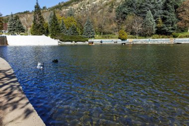 Sandanski, Bulgaristan - 4 Nisan 2018: Bahar bakış göl Park şehir Sandanski, Bulgaristan