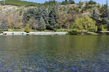 Sandanski, Bulgaristan - 4 Nisan 2018: Bahar bakış göl Park şehir Sandanski, Bulgaristan