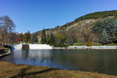 Sandanski, Bulgaristan - 4 Nisan 2018: Bahar bakış göl Park şehir Sandanski, Bulgaristan