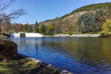 Sandanski, Bulgaristan - 4 Nisan 2018: Bahar bakış göl Park şehir Sandanski, Bulgaristan
