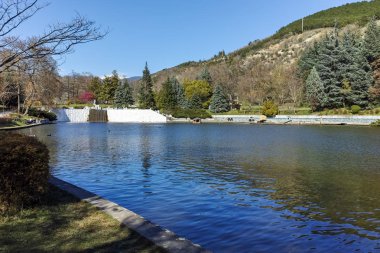Sandanski, Bulgaristan - 4 Nisan 2018: Bahar bakış göl Park şehir Sandanski, Bulgaristan