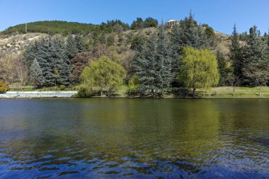 Sandanski, Bulgaristan - 4 Nisan 2018: Bahar bakış göl Park şehir Sandanski, Bulgaristan