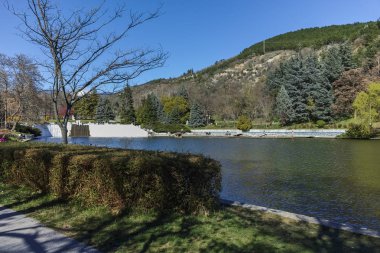 Sandanski, Bulgaristan - 4 Nisan 2018: Bahar bakış göl Park şehir Sandanski, Bulgaristan
