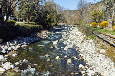 Sandanski, Bulgaristan - 4 Nisan 2018: Sandanska Bistritsa Sandanski, Bulgaristan kasabanın içinden geçen nehir