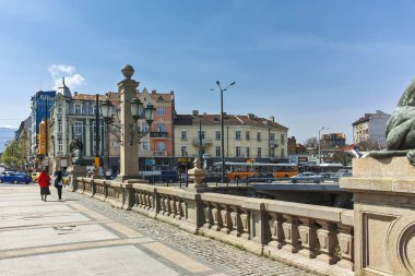 Sofia, Bulgaristan - 13 Nisan 2018: Panoramik aslanın köprüden Vladaya nehir, Sofia, Bulgaristan