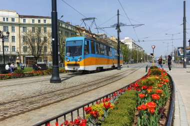 Sofia, Bulgaristan - 13 Nisan 2018: tramvay geçen bir aslanın köprü ile Vladaya Nehri, Sofia, Bulgaristan