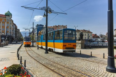 Sofia, Bulgaristan - 13 Nisan 2018: tramvay geçen bir aslanın köprü ile Vladaya Nehri, Sofia, Bulgaristan