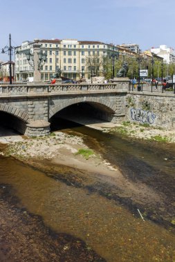 Sofia, Bulgaristan - 13 Nisan 2018: Panoramik aslanın köprüden Vladaya nehir, Sofia, Bulgaristan