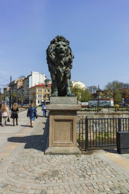 Sofia, Bulgaristan - 13 Nisan 2018: Aslan heykeli, aslanın köprüden Vladaya nehir, Sofia, Bulgaristan