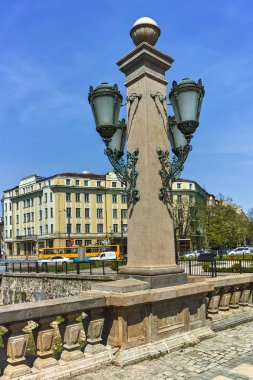 Sofia, Bulgaristan - 13 Nisan 2018: Mimari detay aslanın köprüden Vladaya nehir, Sofia, Bulgaristan