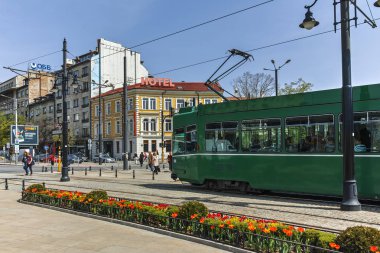 Sofia, Bulgaristan - 13 Nisan 2018: tramvay geçen bir aslanın köprü ile Vladaya Nehri, Sofia, Bulgaristan