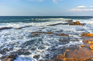Chernomorets Burgaz bölge, Bulgaristan sahil şeridi, kayaçların şaşırtıcı günbatımı deniz manzarası