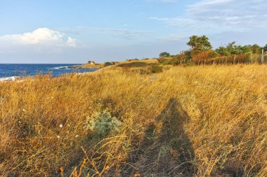 Chernomorets Burgaz bölge, Bulgaristan sahil şeridi, kayaçların şaşırtıcı günbatımı deniz manzarası