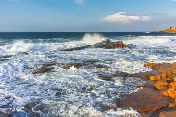 Increíble Puesta Sol Paisaje Marino Las Rocas Costa Chernomorets Región —  Fotos de Stock