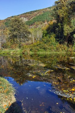 Sonbahar manzara Iskar Nehri yakınındaki Pancharevo Gölü, Sofya şehir bölge, Bulgaristan