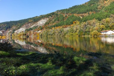 Sonbahar manzara Iskar Nehri yakınındaki Pancharevo Gölü, Sofya şehir bölge, Bulgaristan