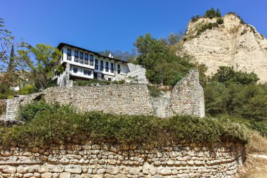 Melnik, Bulgaristan - 7 Eylül 2017: On dokuzuncu yüzyılın eski evlerde kasaba, Melnik, bölge Yukarı Cuma, Bulgaristan