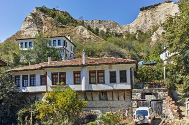 Melnik, Bulgaristan - 7 Eylül 2017: On dokuzuncu yüzyılın eski evlerde kasaba, Melnik, bölge Yukarı Cuma, Bulgaristan